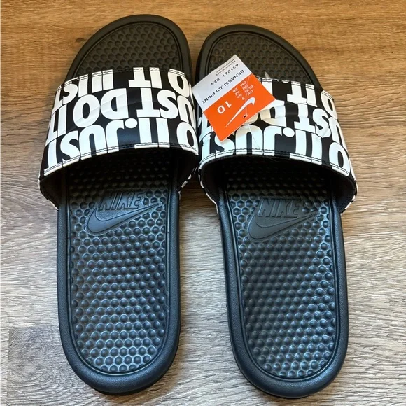 NWT Men’s  Black and White Nike Slides (10) - Picture 5 of 8